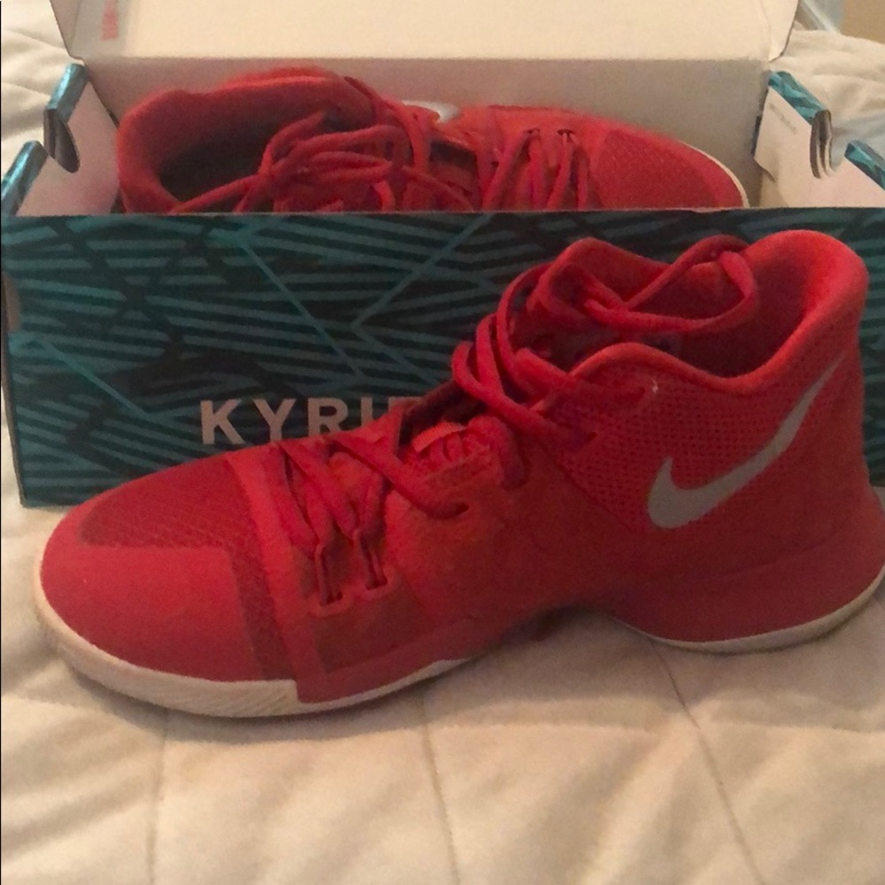 Red kyrie Irving Nike